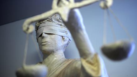 ARCHIV - 25.01.2011, Niedersachsen, Hannover: Die Statue Justitia ist in einem Amtsgericht zu sehen. (zu dpa: «Mann will in Haft und ermordet Bettler: lebenslang») Foto: Peter Steffen/dpa +++ dpa-Bildfunk +++