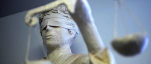 ARCHIV - 25.01.2011, Niedersachsen, Hannover: Die Statue Justitia ist in einem Amtsgericht zu sehen. (zu dpa: «Mann will in Haft und ermordet Bettler: lebenslang») Foto: Peter Steffen/dpa +++ dpa-Bildfunk +++