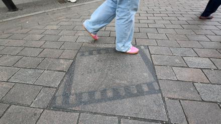 Die Platten des Boulevards des Films in der Brandenburger Straße sind kaum mehr zu lesen.
