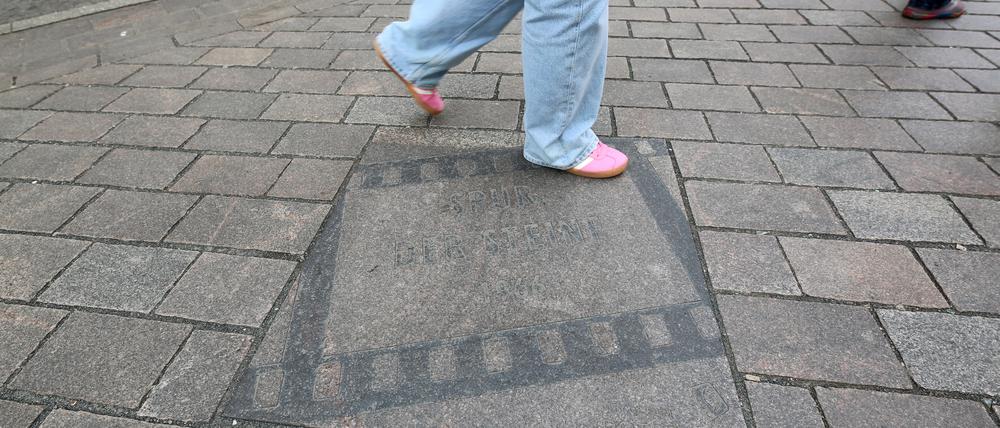 Die Platten des Boulevards des Films in der Brandenburger Straße sind kaum mehr zu lesen.
