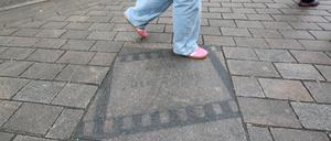 Die Platten des Boulevards des Films in der Brandenburger Straße sind kaum mehr zu lesen.