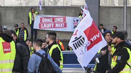 Angestellte der Charité Facility Management (CFM) demonstrieren für die Eingliederung in den Tarifvertrag des öffentlichen Dienstes (TVöD).