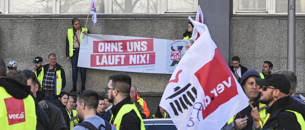 Angestellte der Charité Facility Management (CFM) demonstrieren für die Eingliederung in den Tarifvertrag des öffentlichen Dienstes (TVöD).