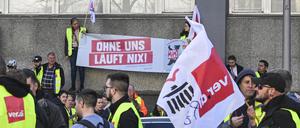 Angestellte der Charité Facility Management (CFM) demonstrieren für die Eingliederung in den Tarifvertrag des öffentlichen Dienstes (TVöD).
