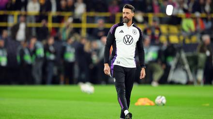 Deutschlands Co-Trainer Sandro Wagner steht vor Spielbeginn auf dem Platz. 