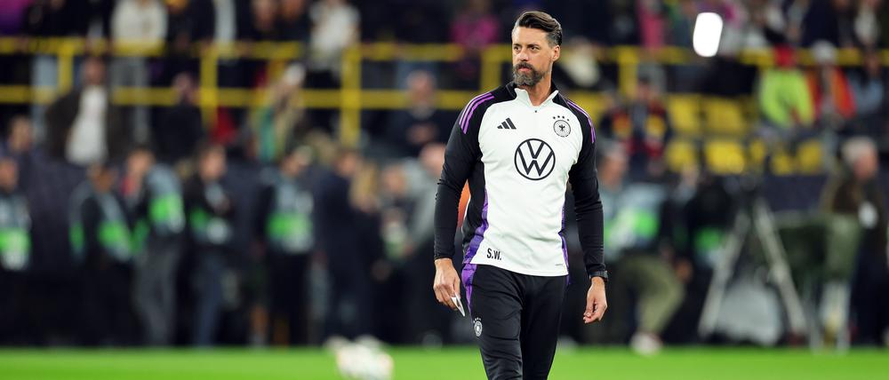 Deutschlands Co-Trainer Sandro Wagner steht vor Spielbeginn auf dem Platz.