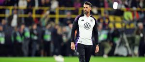 Deutschlands Co-Trainer Sandro Wagner steht vor Spielbeginn auf dem Platz. 