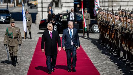 Anfang April 2025 reiste der israelische Premierminister Benjamin Netanjahu trotz eines gegen ihn bestehenden Haftbefehls des Internationalen Strafgerichtshofs (IStGH) nach Budapest, wo er von Ungarns Ministerpräsident Viktor Orbán mit militärischen Ehren empfangen wurde. Während Netanjahus Besuch kündigte die ungarische Regierung überraschend den Austritt aus dem IStGH an.