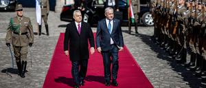 Anfang April 2025 reiste der israelische Premierminister Benjamin Netanjahu trotz eines gegen ihn bestehenden Haftbefehls des Internationalen Strafgerichtshofs (IStGH) nach Budapest, wo er von Ungarns Ministerpräsident Viktor Orbán mit militärischen Ehren empfangen wurde. Während Netanjahus Besuch kündigte die ungarische Regierung überraschend den Austritt aus dem IStGH an.