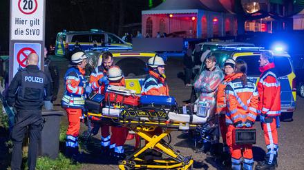 Polizisten und Rettungskräfte mit einer Trage stehen an einer Disco. Bei einer Auseinandersetzung vor einer Diskothek in Trittau im Kreis Stormarn ist ein Mann getötet worden.  