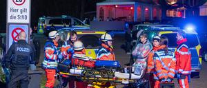 Polizisten und Rettungskräfte mit einer Trage stehen an einer Disco. Bei einer Auseinandersetzung vor einer Diskothek in Trittau im Kreis Stormarn ist ein Mann getötet worden.  