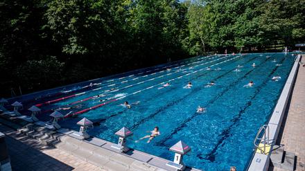 Das Sportbecken im Sommerbad Kreuzberg (Prinzenbad) wird in dieser Saison doch beheizt.  