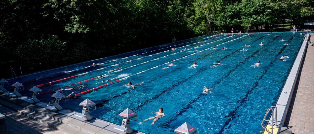 Das Sportbecken im Sommerbad Kreuzberg (Prinzenbad) wird in dieser Saison doch beheizt.  