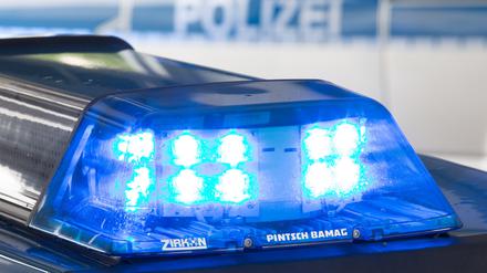 ARCHIV - 26.07.2015, Niedersachsen, Osnabrück: Ein Blaulicht leuchtet auf dem Dach eines Polizeiwagens. (zu dpa: «Radfahrer gerät unter Lastwagen und stirbt») Foto: Friso Gentsch/dpa +++ dpa-Bildfunk +++