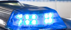 ARCHIV - 26.07.2015, Niedersachsen, Osnabrück: Ein Blaulicht leuchtet auf dem Dach eines Polizeiwagens. (zu dpa: «Radfahrer gerät unter Lastwagen und stirbt») Foto: Friso Gentsch/dpa +++ dpa-Bildfunk +++