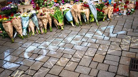 Zahlreiche Menschen legen am Tatort Blumen ab und trauern um den erschossenen Lorenz. 