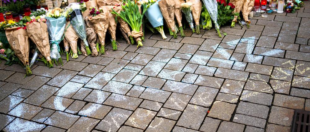 Zahlreiche Menschen legen am Tatort Blumen ab und trauern um den erschossenen Lorenz. 