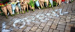 Zahlreiche Menschen legen am Tatort Blumen ab und trauern um den erschossenen Lorenz. 