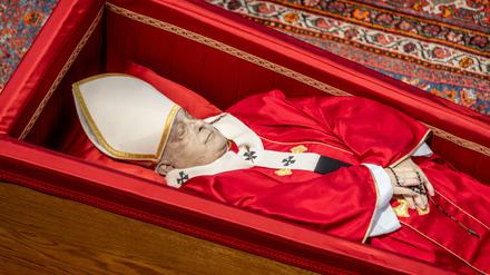 Der Leichnam von Papst Franziskus liegt aufgebahrt im Petersdom.