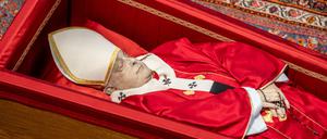 Der Leichnam von Papst Franziskus liegt aufgebahrt im Petersdom.