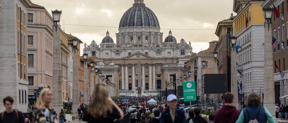 Bis in den Vatikan will Priester Pawel Nowak reisen.
