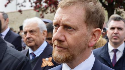 Sachsens Ministerpräsident Michael Kretschmer wandte sich in Torgau mit deutlichen Worten zum Krieg in der Ukraine an den russischen Botschafter Sergej Netschajew.