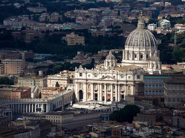 An aerial view from a Carabinieri helicopter shows crowds queueing to enter St. Peter's Basilica at the Vatican, to pay respects as Pope Francis lies in state, as seen from Rome, Italy April 25, 2025. REUTERS/Vincenzo Livieri     TPX IMAGES OF THE DAY     
