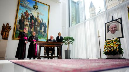Bundespräsident Frank-Walter Steinmeier nannte den verstorbenen Papst Franziskus einen Anwalt der Menschlichkeit. 