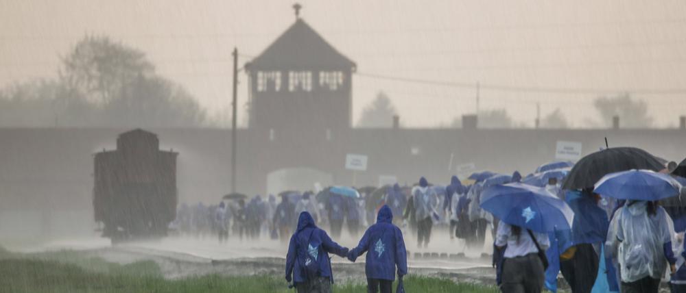 Marsch der Lebenden im Konzentrationslager Auschwitz.