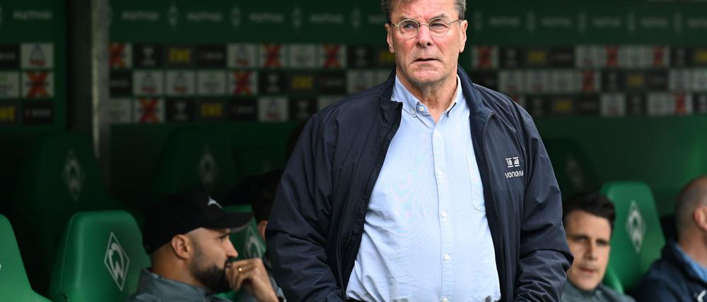 Auch wenn Wechselgerüchte um Abwehrspieler Tim Oermann die Runde machen, bleibt der Fokus von Bochums Trainer Dieter Hecking unmissverständlich auf dem Sportlichen.