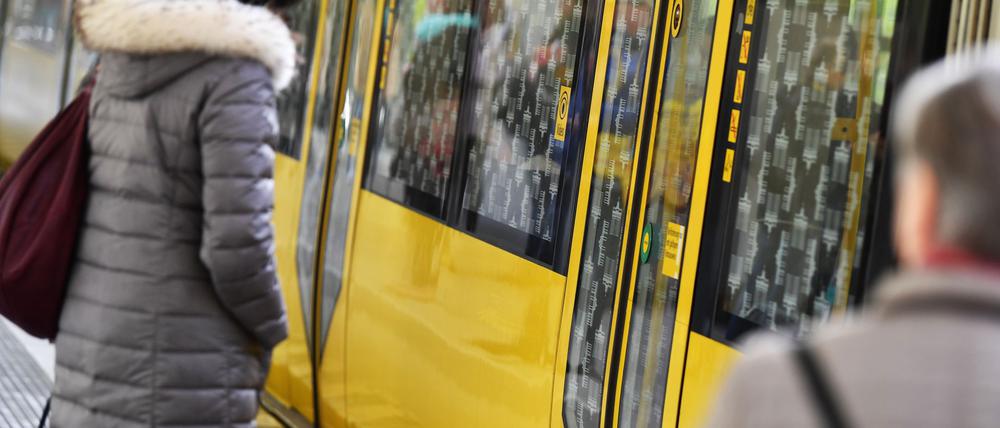 Zu ist zu: Wer Türen von BVG-Fahrzeugen offen hält, muss künftig mit einer Geldstrafe rechnen. (Archivbild)