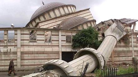 Beim verheerenden Erdbeben in der Nordwesttürkei am 17.08.1999 östlich von Istanbul in der Region Izmit kamen über 18.000 Menschen ums Leben, Zehntausende wurden verletzt. Hier eine zerstörte Moschee in Sakarya.
