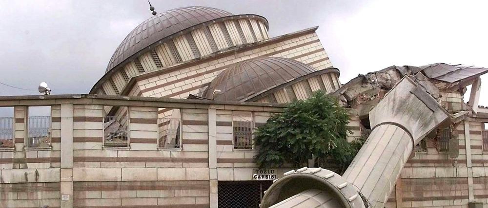 Beim verheerenden Erdbeben in der Nordwesttürkei am 17.08.1999 östlich von Istanbul in der Region Izmit kamen über 18.000 Menschen ums Leben, Zehntausende wurden verletzt. Hier eine zerstörte Moschee in Sakarya.