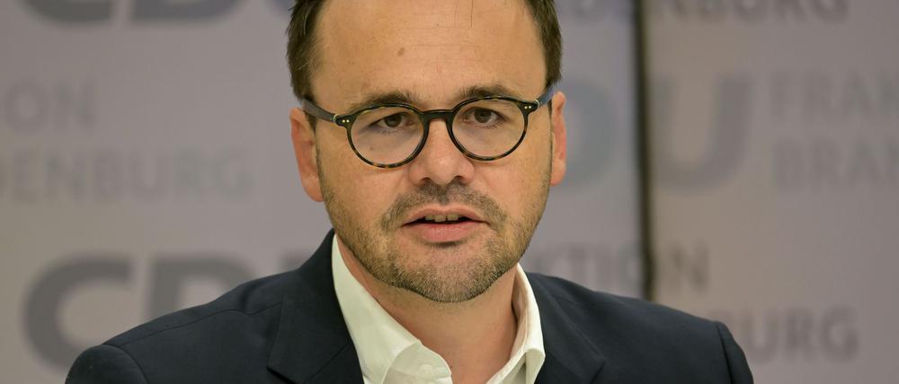 Brandenburgs CDU-Fraktionschef Jan Redmann legt Berlins Arbeitssenatorin Cansel Kiziltepe nach dem Begriff „Nazi-Auto“ für Tesla den Rücktritt nah (Archivbild).