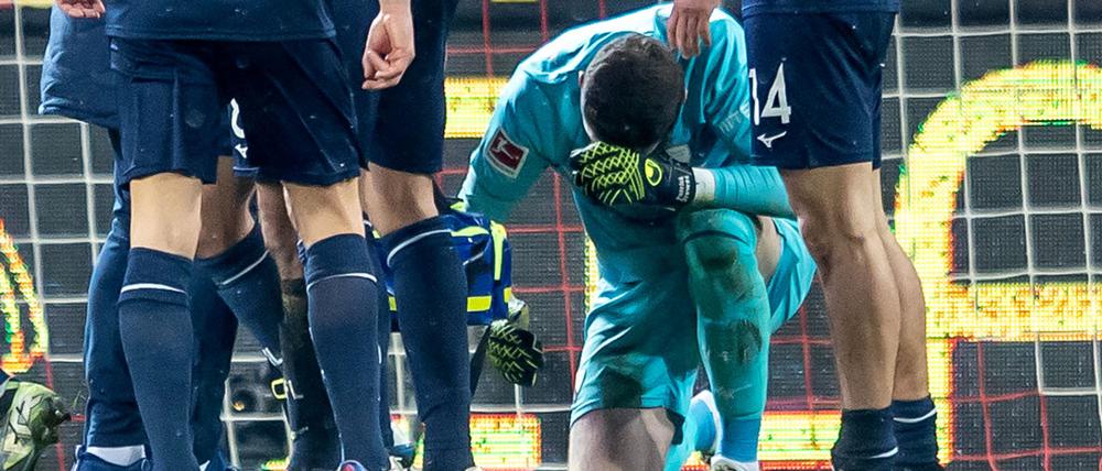 VfL-Keeper Patrick Drewes wurde in der Partie bei Union Berlin von einem Feuerzeug getroffen.