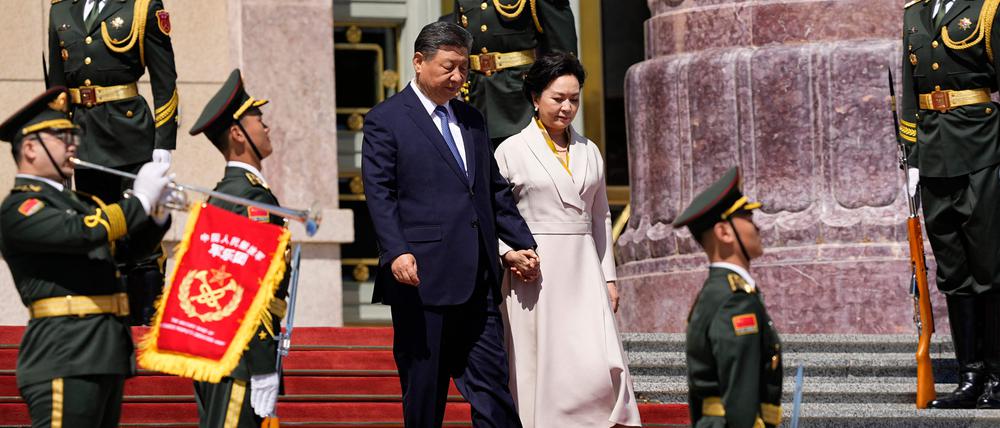 China's President Xi Jinping (centre, L) and his wife Peng Liyuan attend a welcome ceremony for Kenya's President William Ruto at the Great Hall of the People in Beijing on April 24, 2025. (Photo by IORI SAGISAWA / POOL / AFP)