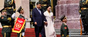 China's President Xi Jinping (centre, L) and his wife Peng Liyuan attend a welcome ceremony for Kenya's President William Ruto at the Great Hall of the People in Beijing on April 24, 2025. (Photo by IORI SAGISAWA / POOL / AFP)