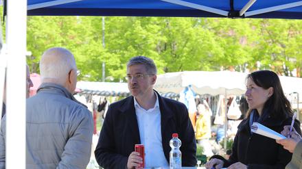 Potsdams Oberbürgermeister Mike Schubert im Gespräch mit Bürgern auf dem Bassinplatz. 