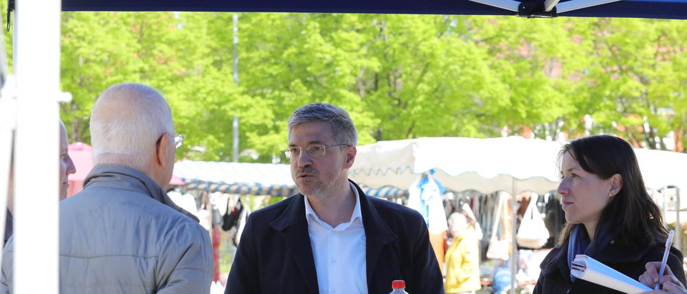 Potsdams Oberbürgermeister Mike Schubert im Gespräch mit Bürgern auf dem Bassinplatz.