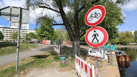 Noch bis Ende Mai bleibt der Uferweg an der Alten Fahrt für Kanalarbeiten gesperrt. Bis 2026 entsteht oberhalb des Uferwegs der neue Versailler Platz.