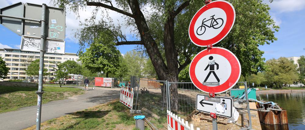 Noch bis Ende Mai bleibt der Uferweg an der Alten Fahrt für Kanalarbeiten gesperrt. Bis 2026 entsteht oberhalb des Uferwegs der neue Versailler Platz.