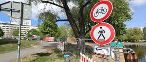 Noch bis Ende Mai bleibt der Uferweg an der Alten Fahrt für Kanalarbeiten gesperrt. Bis 2026 entsteht oberhalb des Uferwegs der neue Versailler Platz.