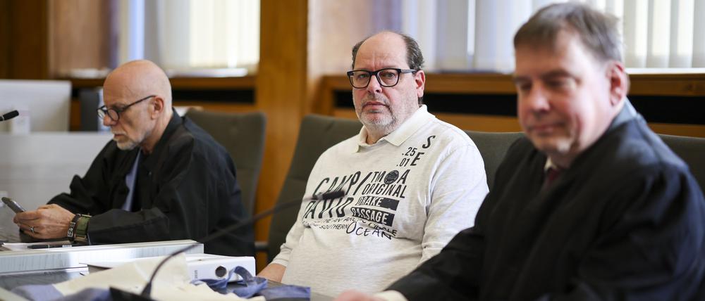Missbrauchsopfer Wilfried Fesselmann mit seinen Anwälten vor Beginn des Prozesses.