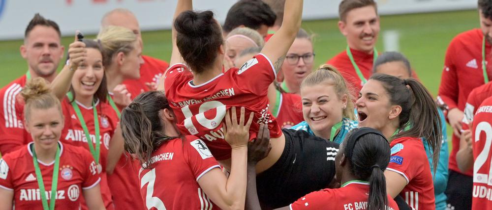 Die Fußballerinnen des FC Bayern wollen den nächsten Titel bejubeln.