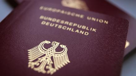 Neue Reisepässe und Personalausweise können sich die Bürger gegen Gebühr demnächst nach Hause schicken lassen. (Symbolbild)