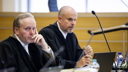Die Staatsanwaltschaft mit Oberstaatsanwalt Andre Schmidt (l-r) und dem Ersten Staatsanwalt Daniel Facca beim Dieselprozess gegen ehemalige Volkswagen-Mitarbeiter. 