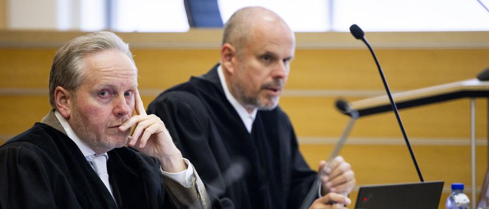 Die Staatsanwaltschaft mit Oberstaatsanwalt Andre Schmidt (l-r) und dem Ersten Staatsanwalt Daniel Facca beim Dieselprozess gegen ehemalige Volkswagen-Mitarbeiter. 
