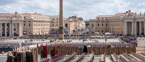 Arbeiter bereiten den Petersplatz für die Trauerfeier für Papst Franziskus vor. 
