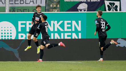 Die Ulmer Spieler feiern Matchwinner Maurice Krattenmacher (l) nach seinem Treffer. 