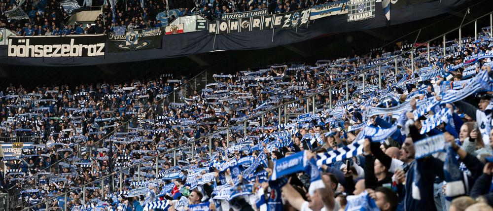 16.100 Duisburger Fans sind mit ihrem MSV zum Viertliga-Gastspiel in den Gladbacher Borussia-Park gereist.